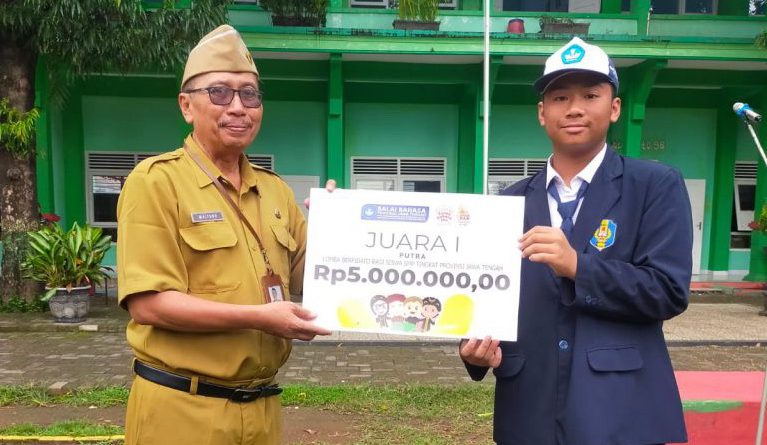 SISWA SMPN 4 PATI JUARA PIDATO BAHASA JAWA DI FTBI TINGKAT PROVINSI